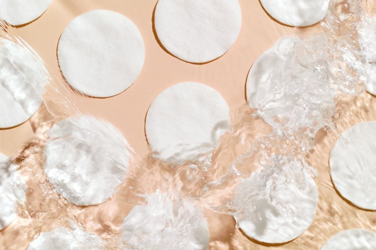 cách trị mụn ẩn bằng toner pad