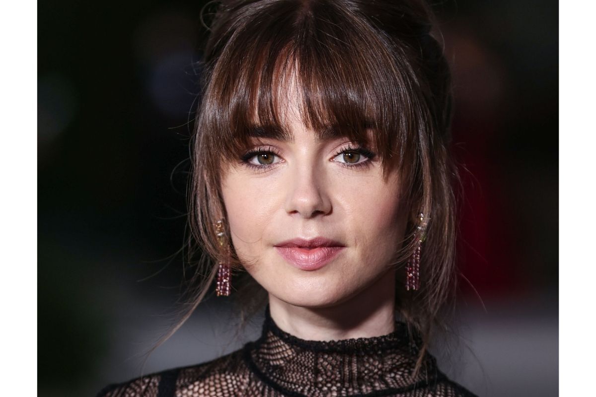 tóc mái mưa nữ diễn viên lily collins tóc buộc cao mặc váy đen