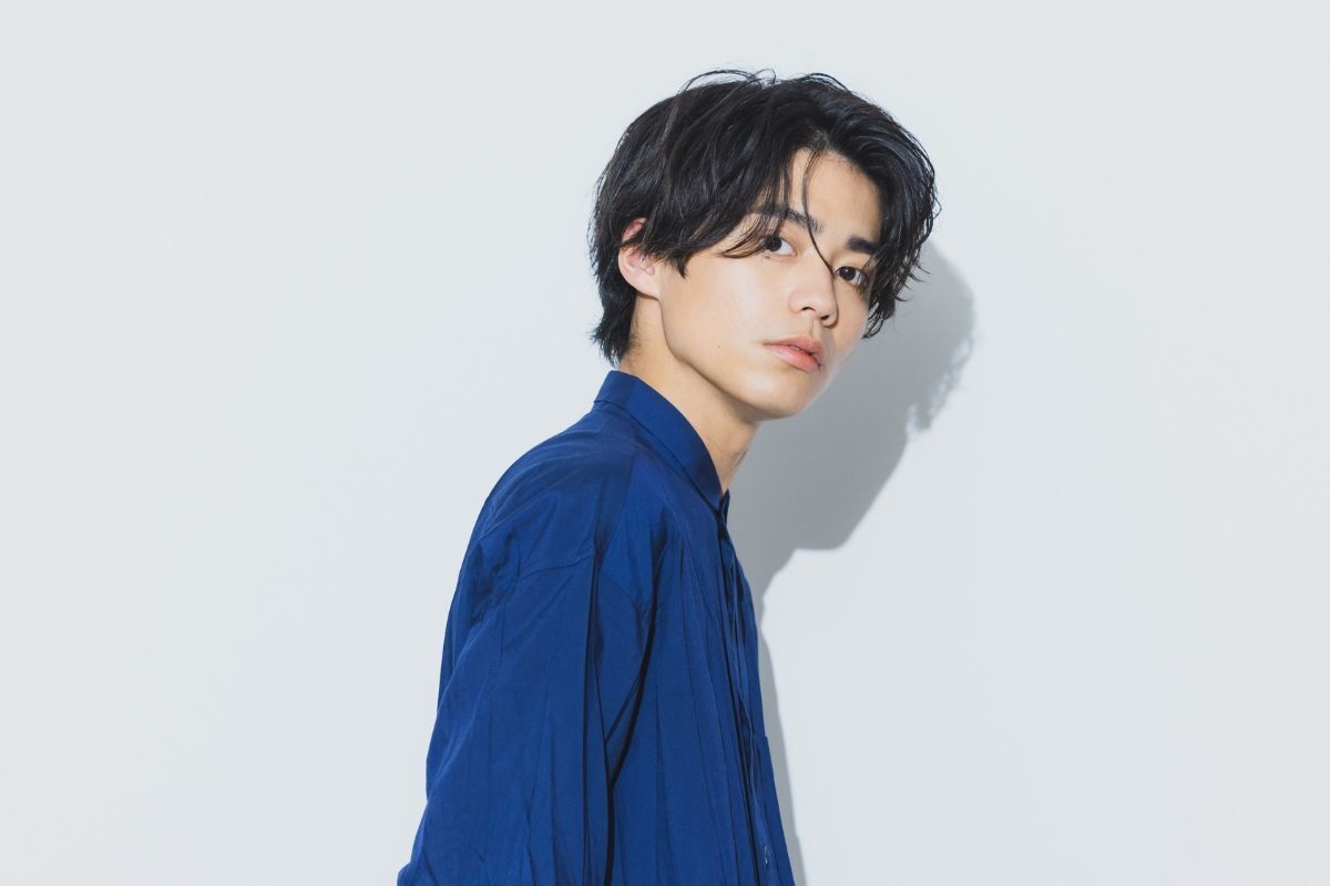 Tóc chú rể Side Part màu đen và uốn nhẹ 