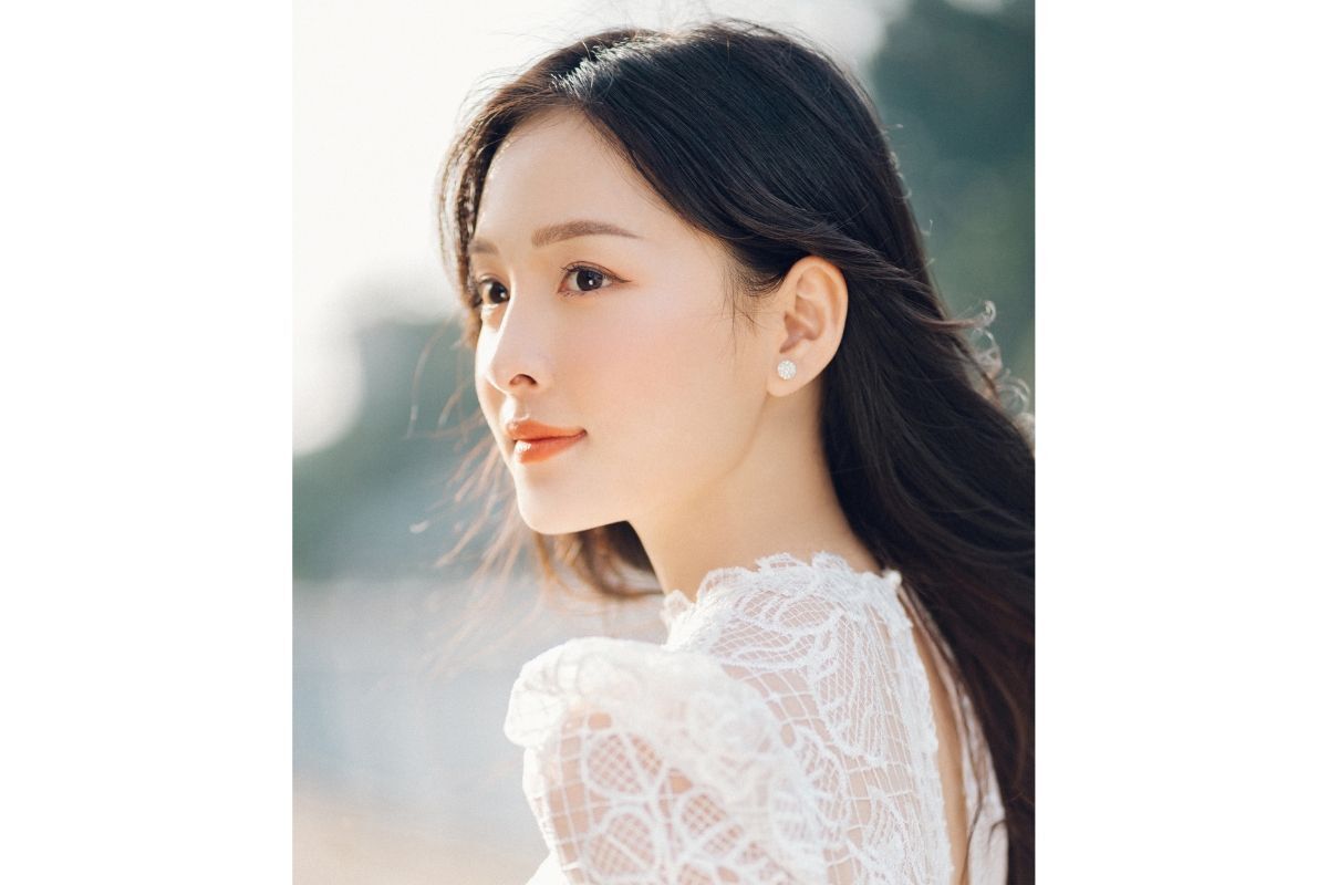 tóc cô dâu xõa cô gái tóc đen mặc đầm ren màu trắng quay nửa mặc tóc bay trong gió 