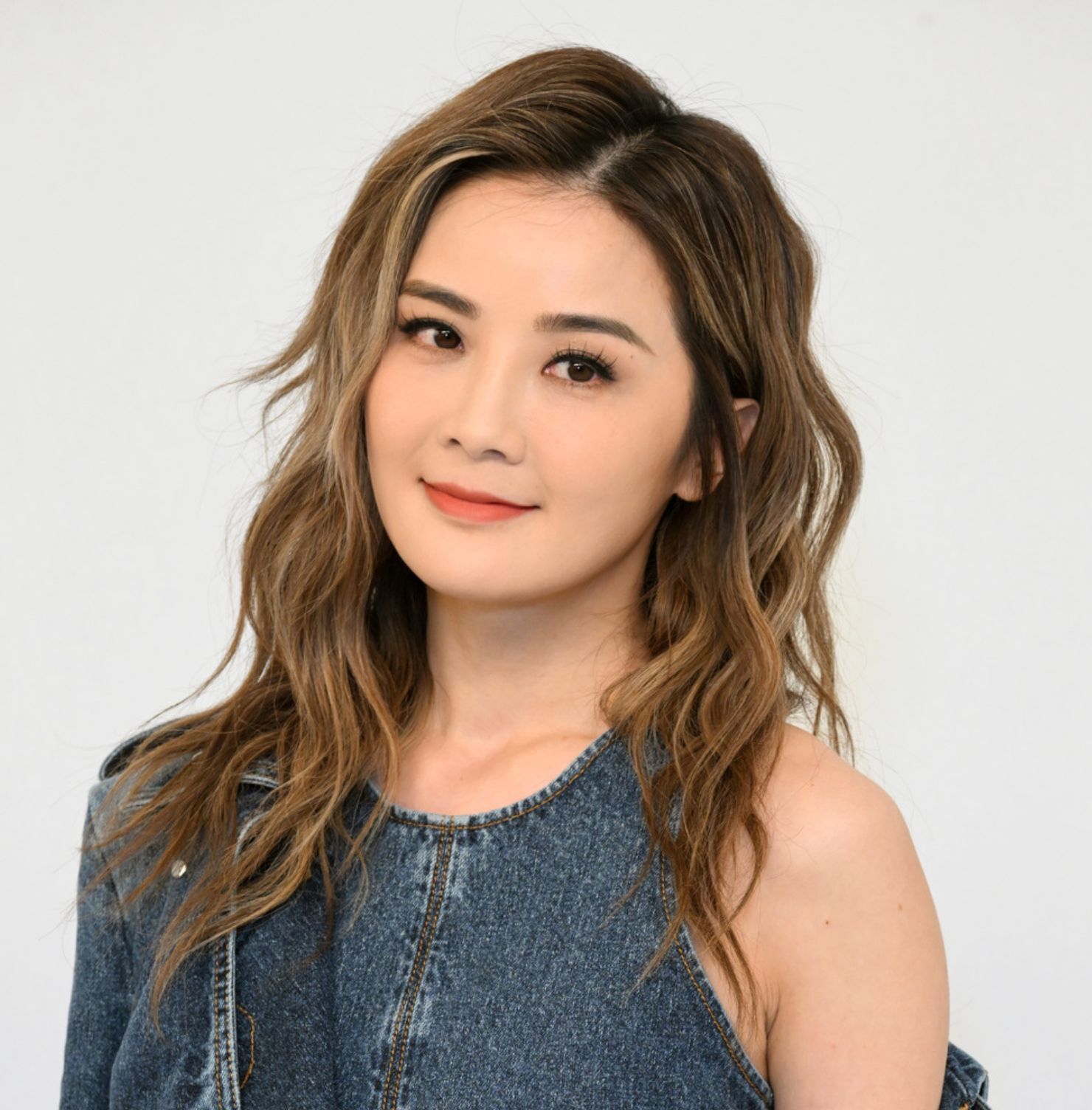 Tóc xoăn sóng nước ngắn ngang vai cho mặt tròn