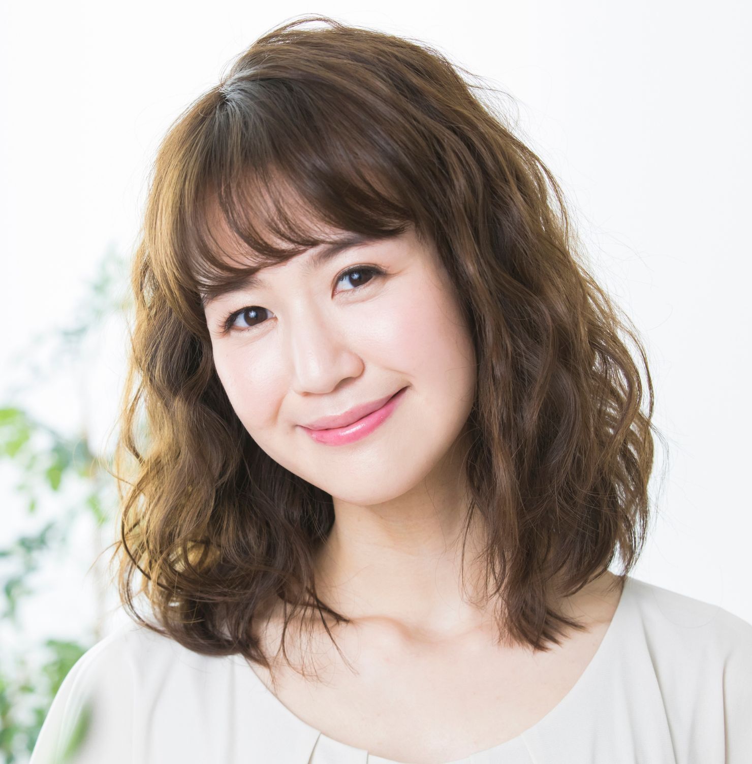 Tóc xoăn sóng nước ngắn ngang vai cho mặt tròn