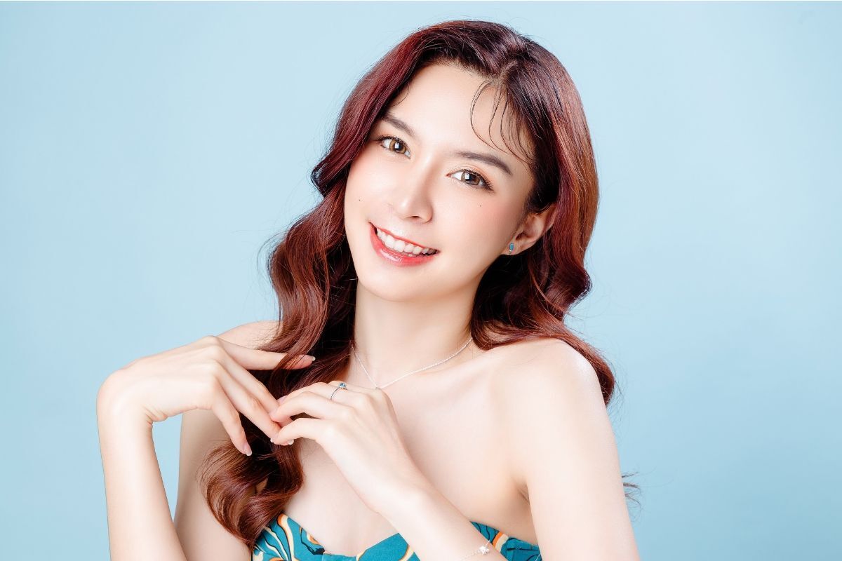 Kiểu tóc nữ tính đi đám cưới: Tóc xoăn sóng nước