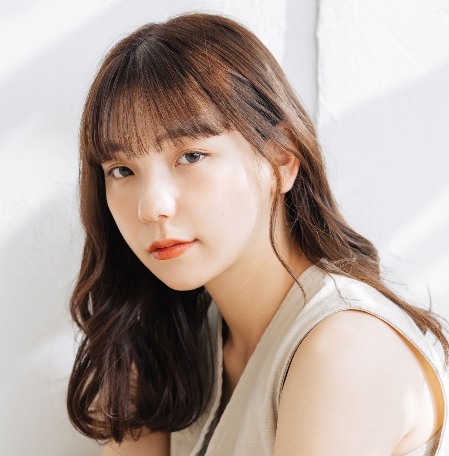 Tóc ngắn ngang vai cho mặt tròn với mái thưa