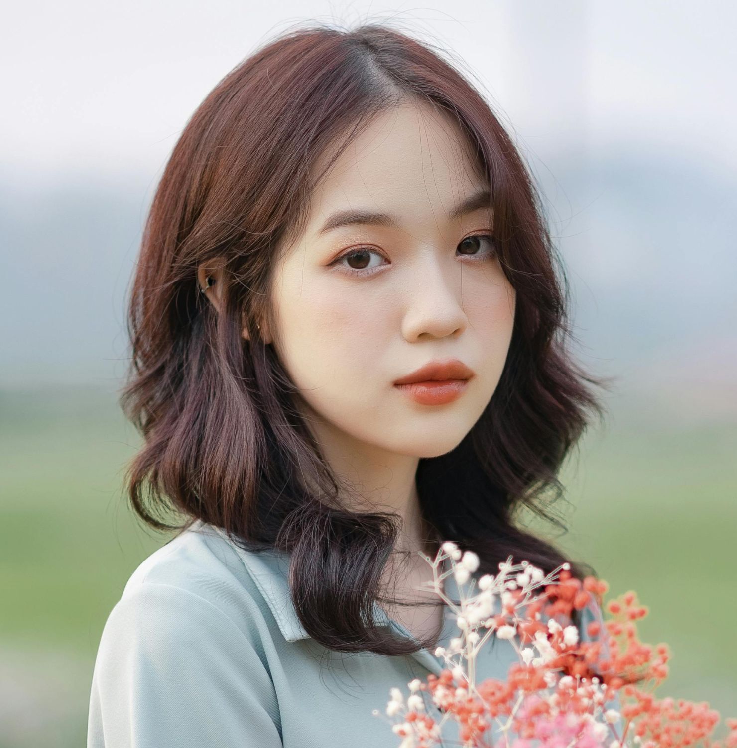 Tóc ngắn ngang vai xoăn lọn cho mặt tròn