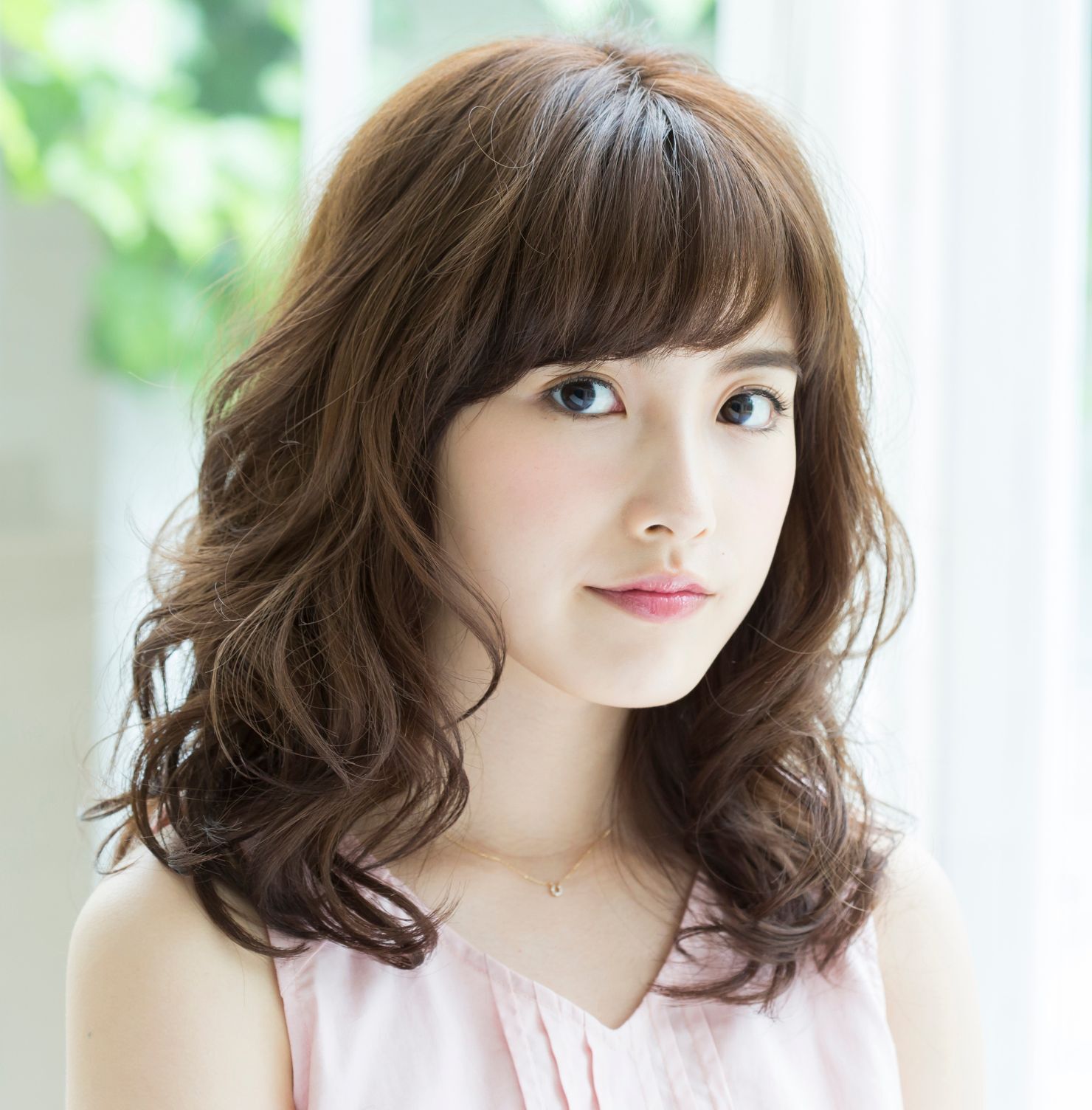 Tóc ngắn ngang vai xoăn lọn cho mặt tròn