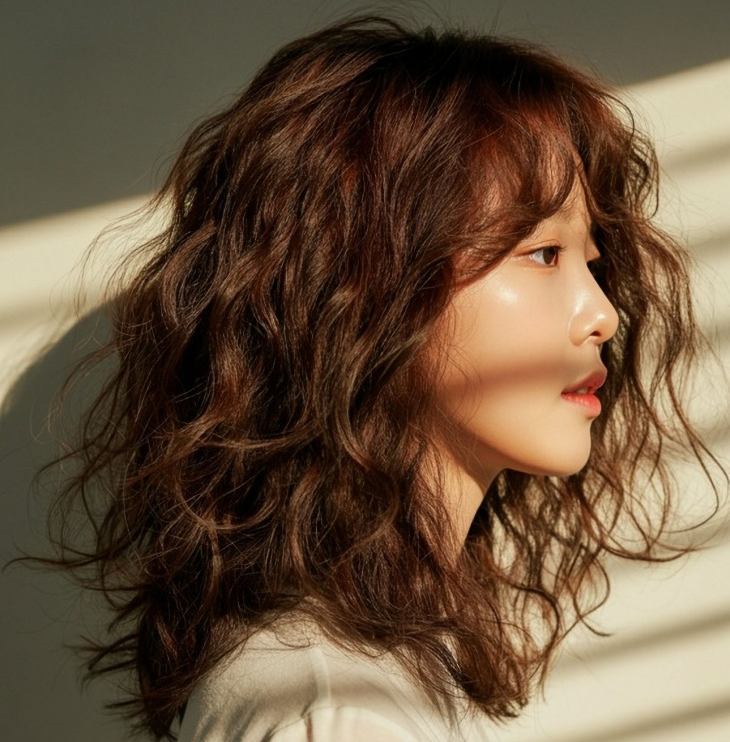 Tóc ngắn ngang vai xoăn xù mì cho mặt tròn