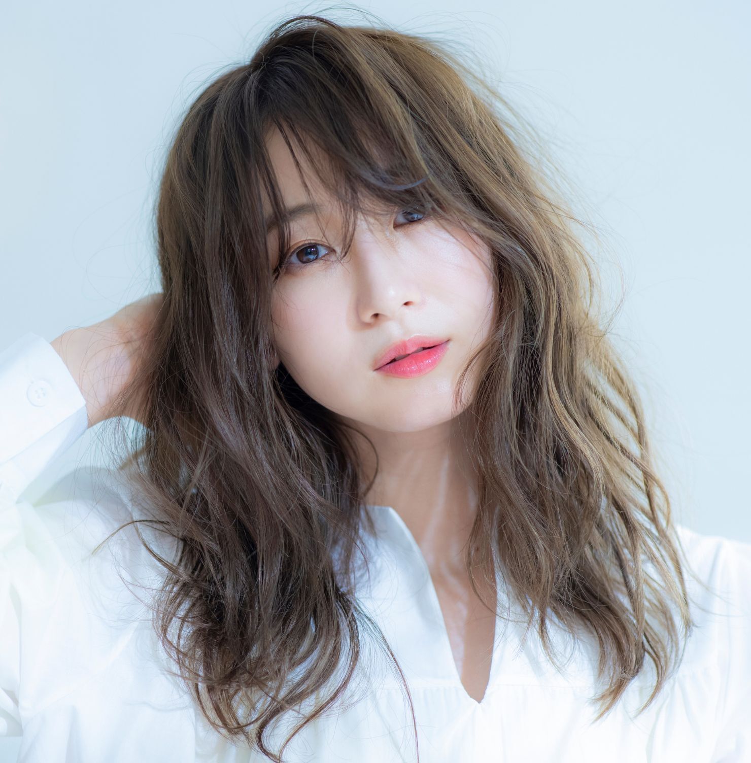 Tóc ngắn ngang vai xoăn xù mì cho mặt tròn