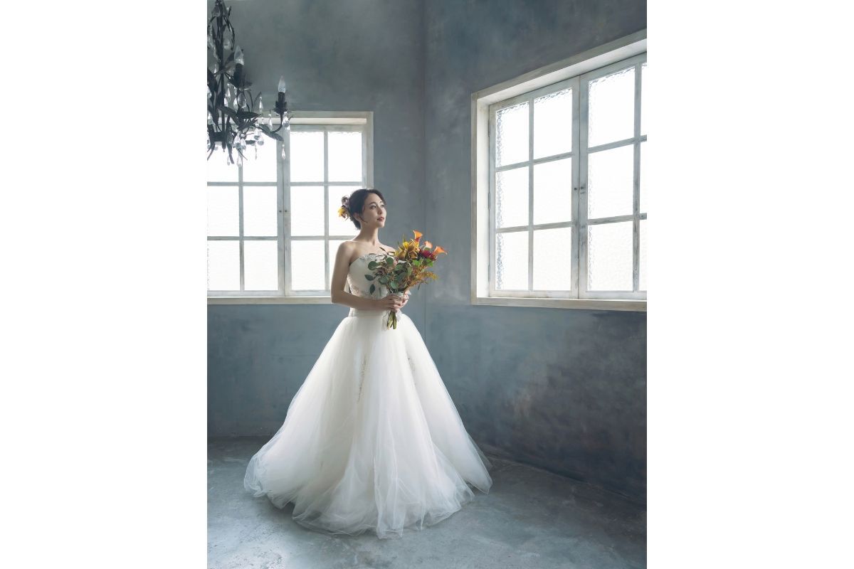 Váy cưới Hàn Quốc xoè màu trắng đơn giản