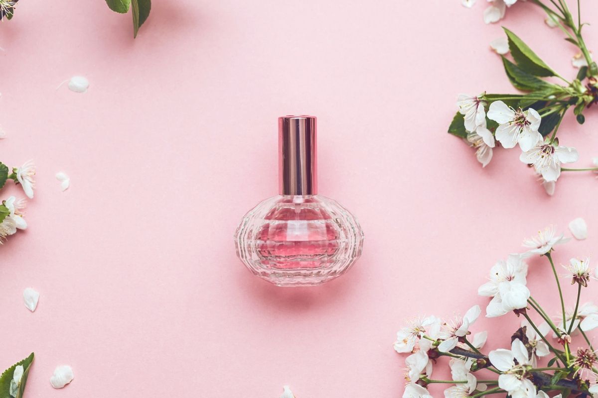 Lọ nước hoa chụp trên nền màu hồng