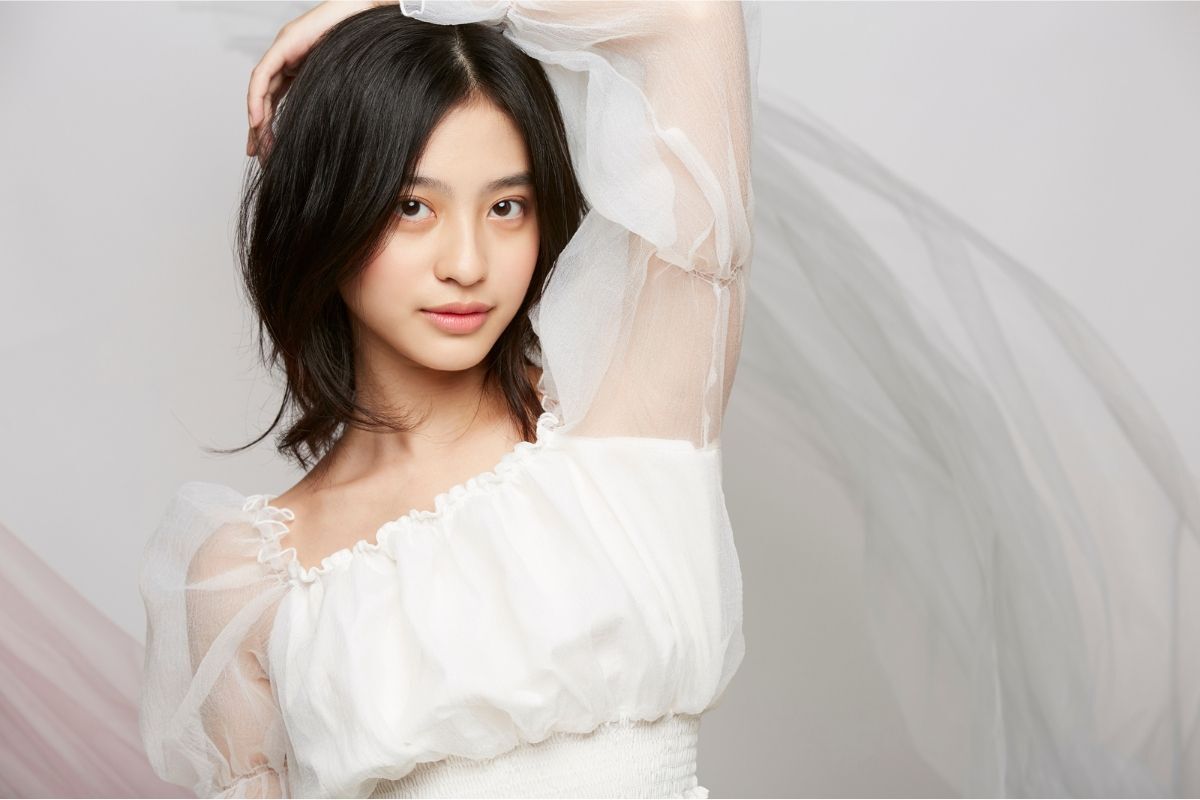 Màu đen khói đánh tan nỗi lo chân tóc đen hay nâu khói cô gái mặc áo màu trắng đang đưa một cánh tay lên chạm vào tóc