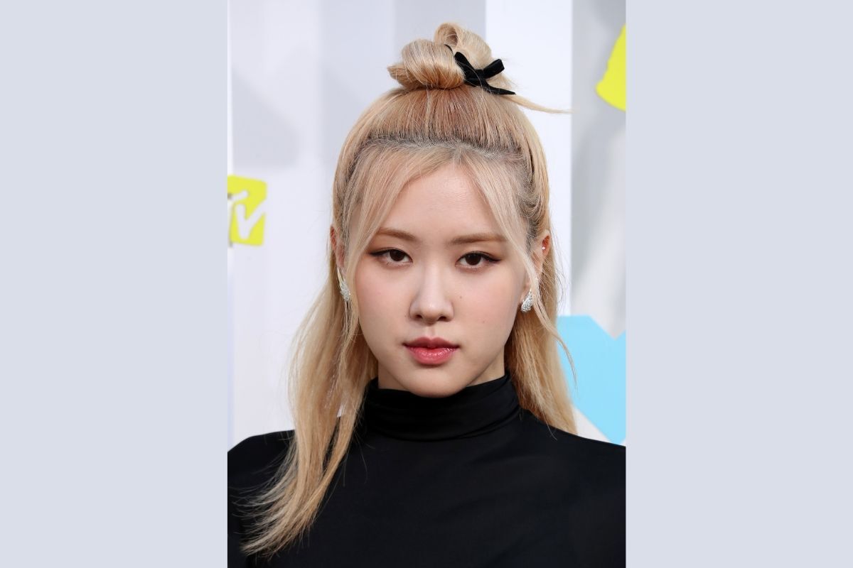 Rose BlackPink với kiểu tóc búi cao màu vàng đính nơ đen