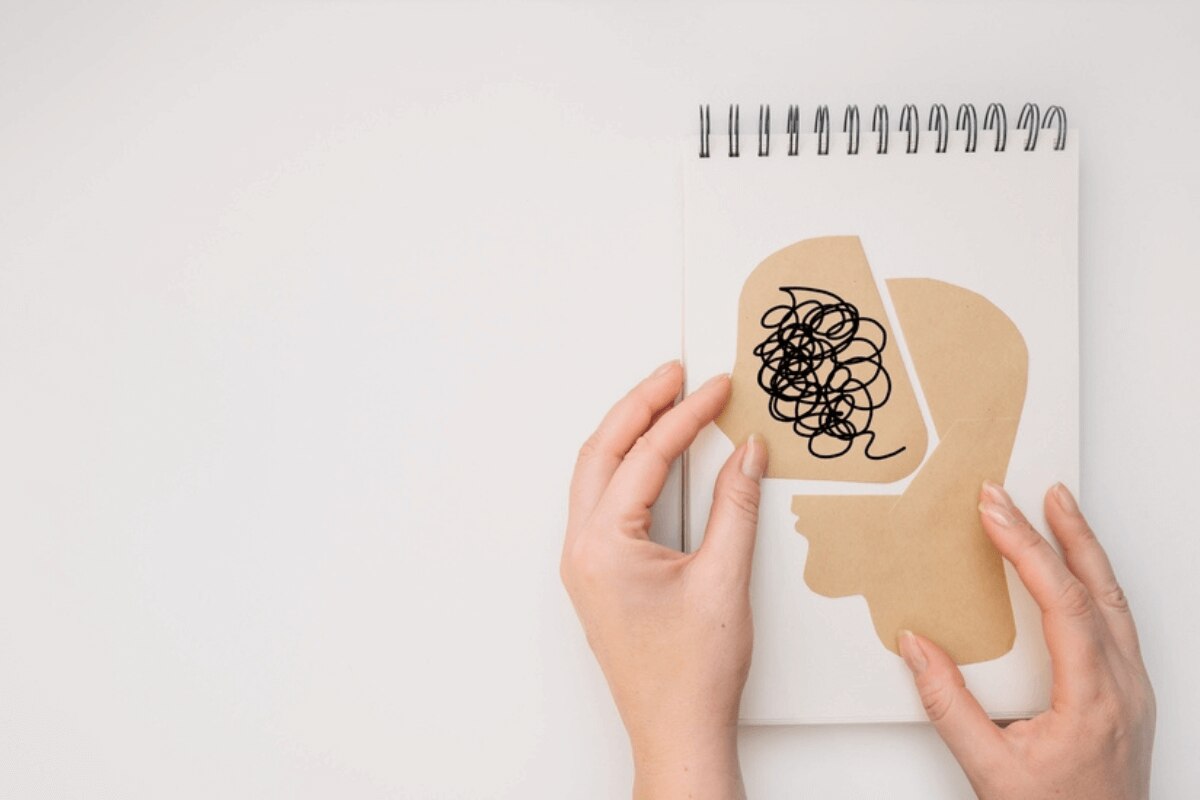 da bị kích ứng nguyên nhân khiến da bị kích ứng stress bàn tay cầm cuốn sổ gáy xoắn có hình minh họa stress