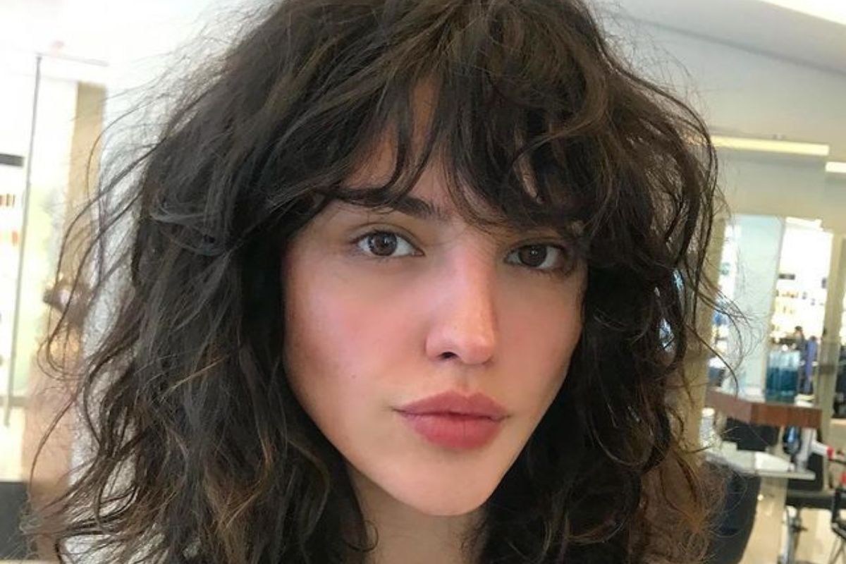 tóc mái uốn xoăn cô gái tóc mái xoăn dáng tóc bob nhìn thẳng vào ống kính 