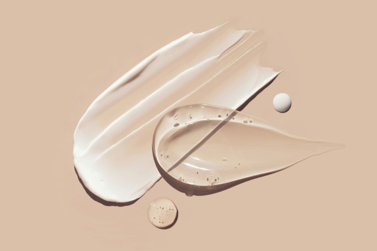 da bị kích ứng cách cải thiện làn da bị kích ứng áp dụng chu trình skincare tối giản kết cấu kem dưỡng màu trắng và trong suốt trên nền xám nhạt