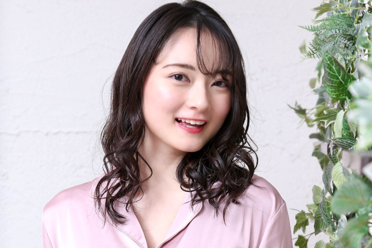 Tóc xoăn sóng lơi ngang vai cô gái mặc áo pyjama