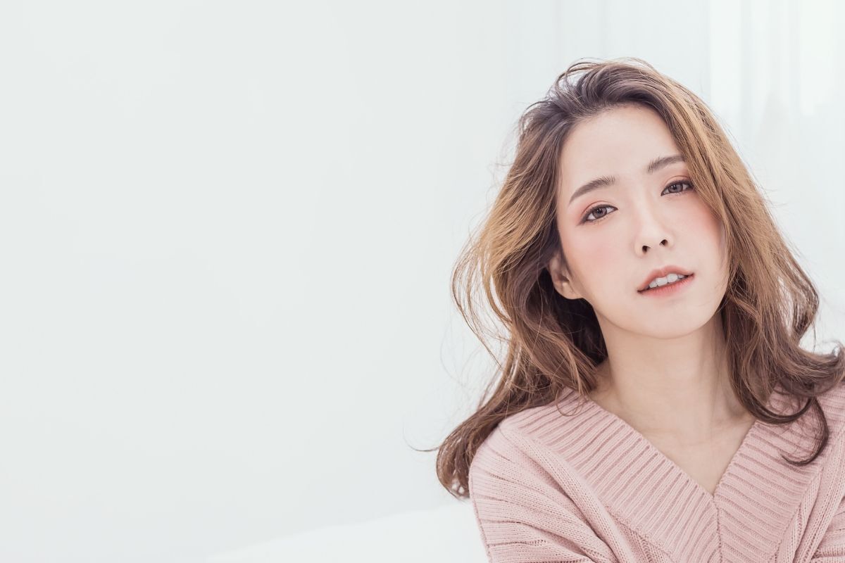 GP toc xoan song loi ngang vai co gai mac ao len hong toc vang ngang vais ng xoan nhe