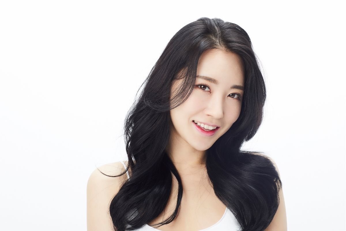 Mặt kim cương cô gái mỉm cười chụp hình trên nền trắng