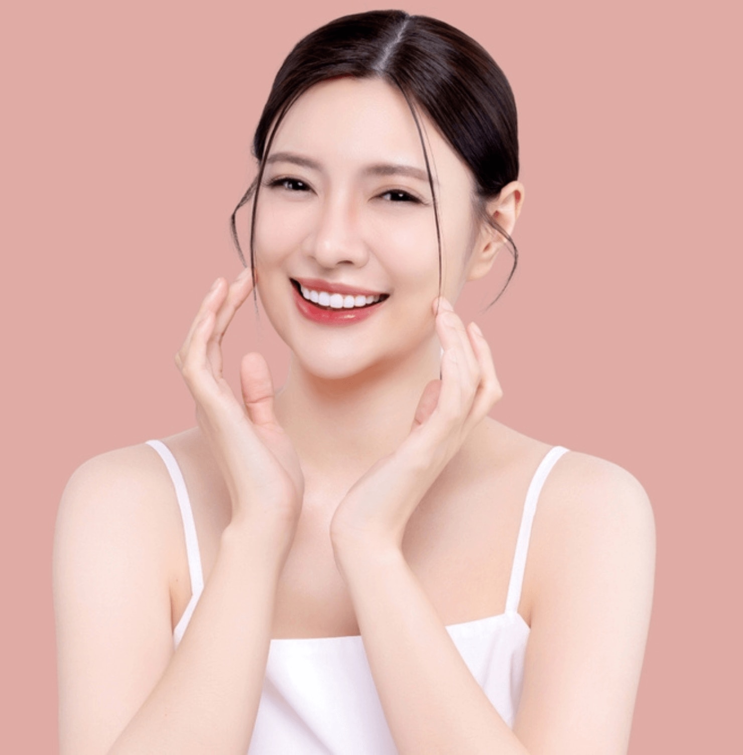 alpha arbutin có tác dụng gì cô gái cột tóc một đuôi cười tươi trên nền hồng