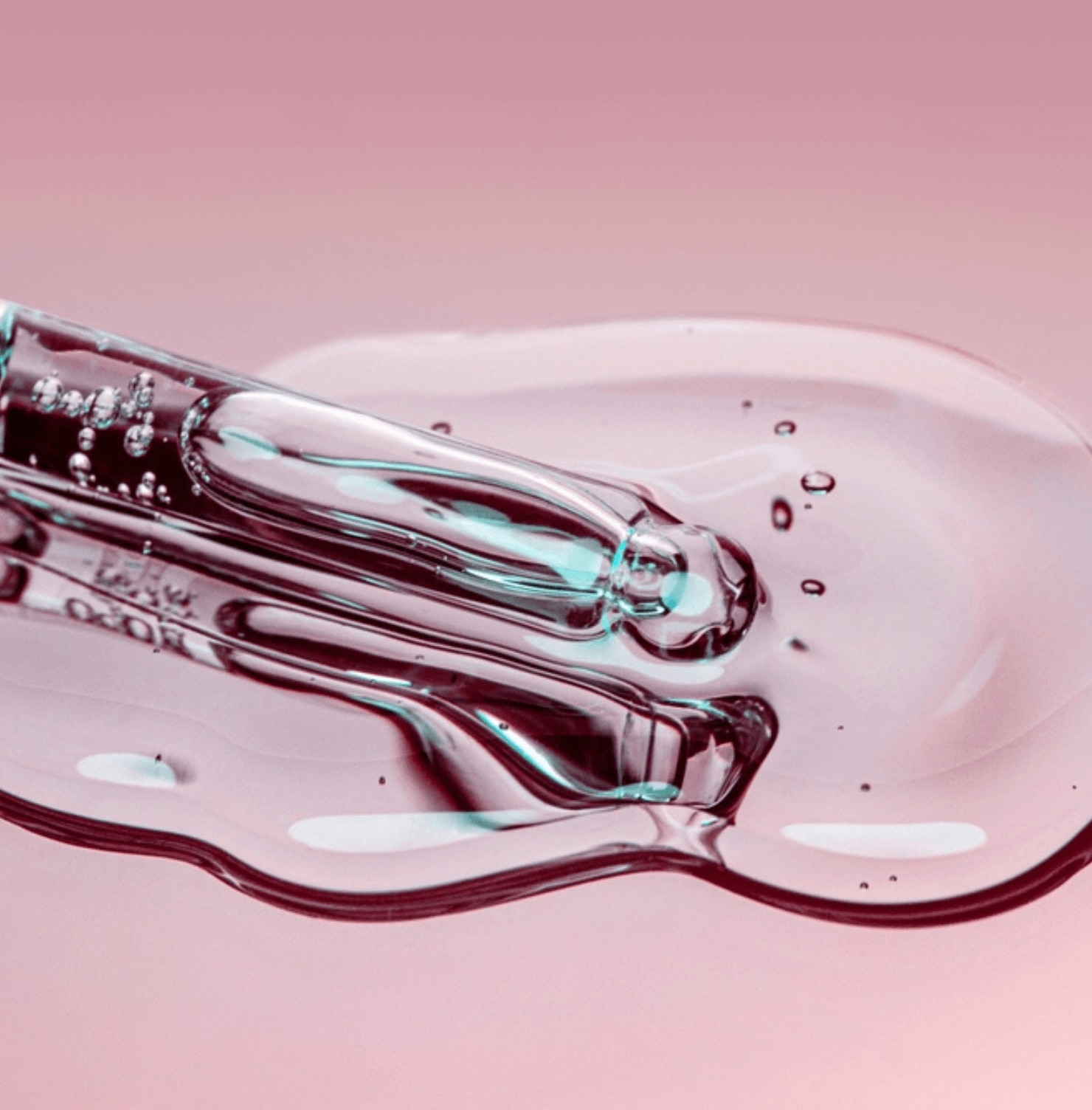 alpha arbutin kết hợp với hyaluronic acid ống serum màu tím nhạt với tinh chất đậm đặc trong suốt nằm trên nền hồng tím