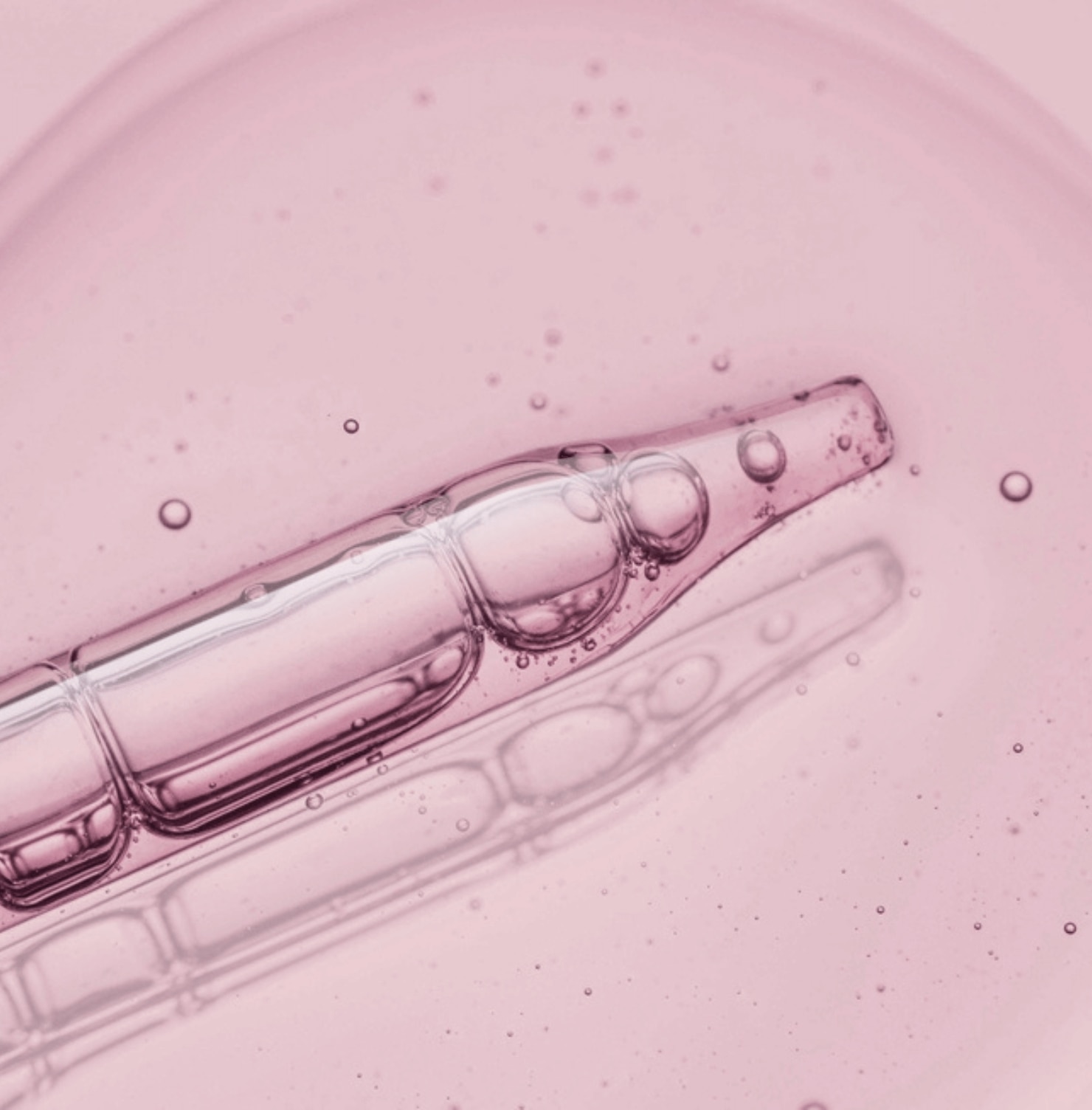 alpha arbutin kết hợp với retinol ống serum màu tím nhạt nằm hướng lên trên nền hồng tím