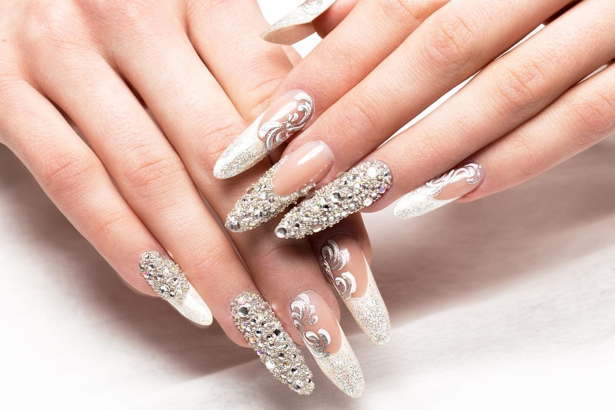 mẫu nail cô dâu màu trắng đẹp bàn tau sơn móng trắng đính đá lấp lánh