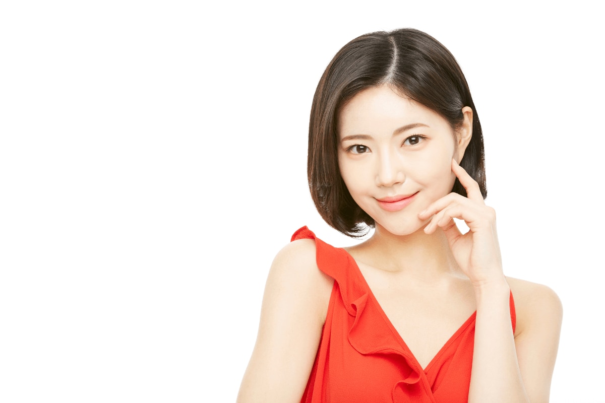 Cô gái có mái tóc mỏng và ngắn