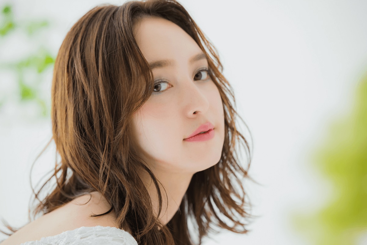 Tóc ngang vai đánh rối màu nâu đen