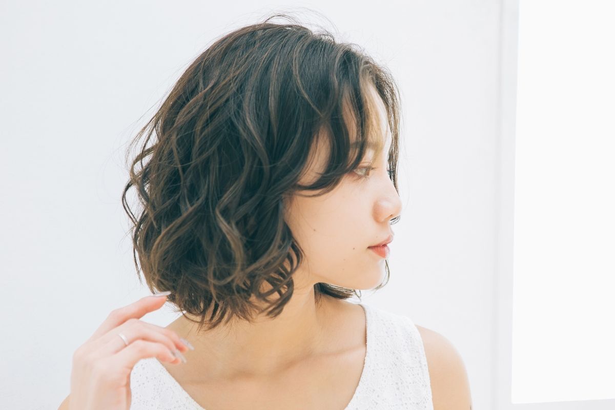 Kiểu tóc 2024 ngắn nữ mặt tròn uốn xoăn