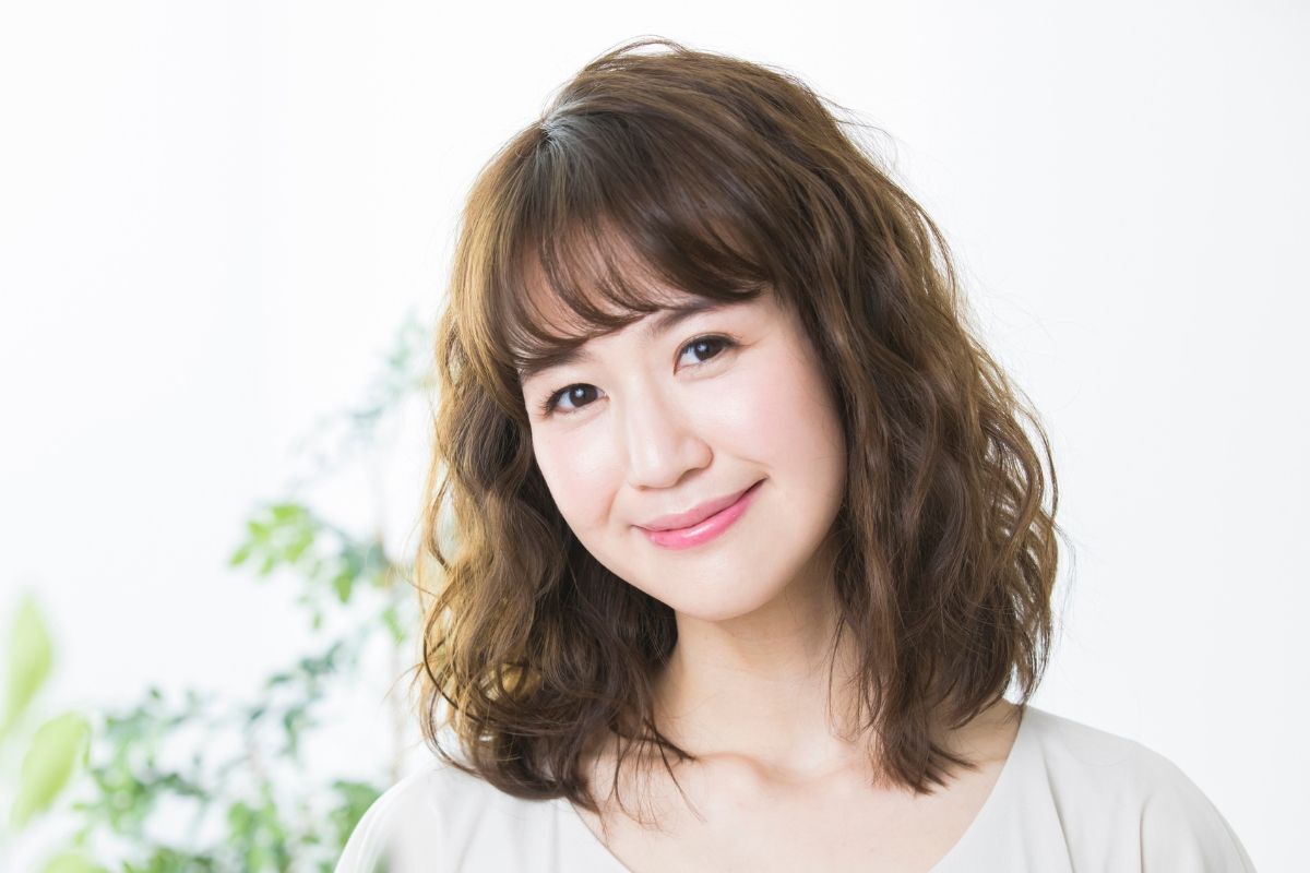 Kiểu tóc 2024 ngang vai uốn xoăn sóng nước