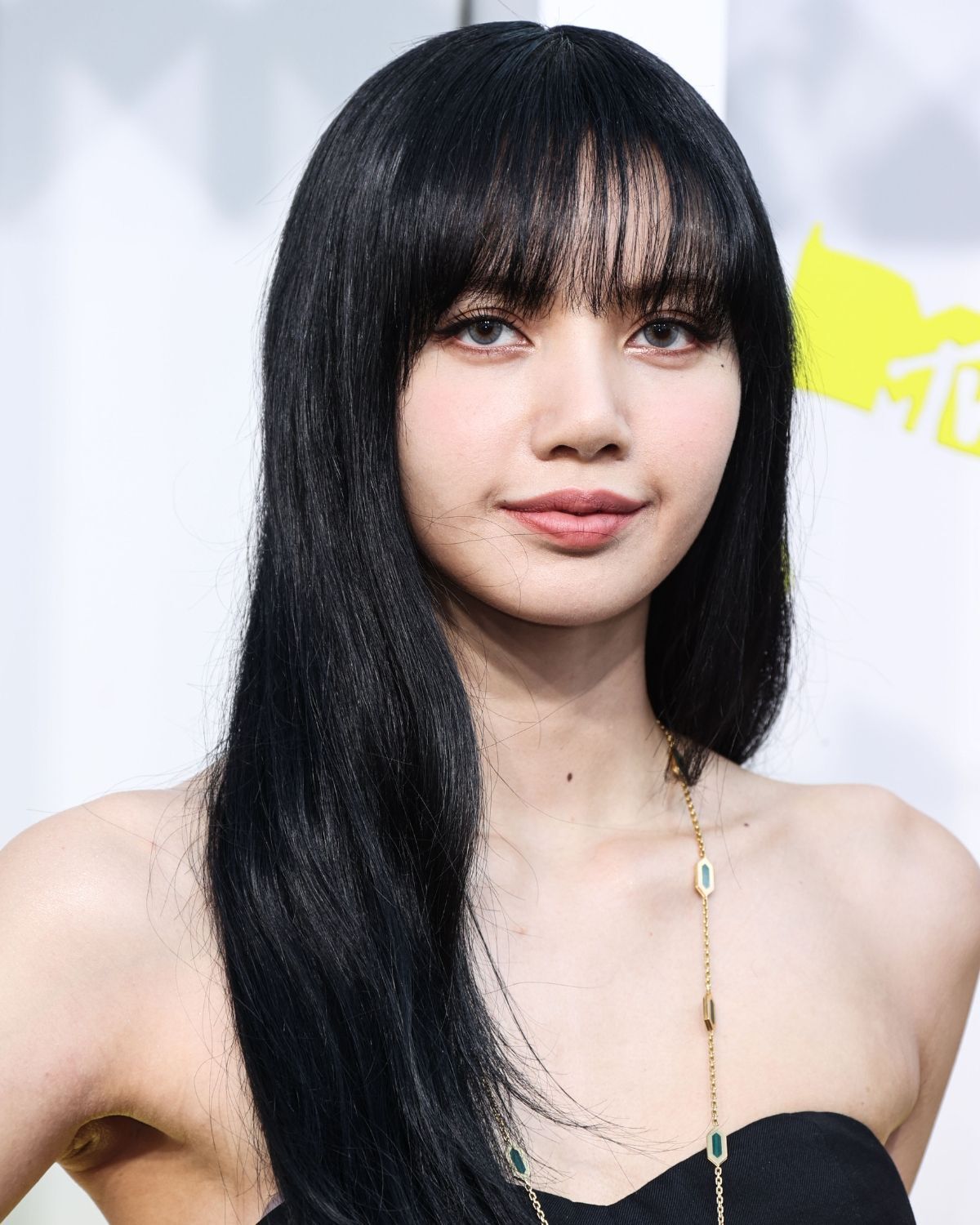 Kiểu tóc 2024 dài thẳng tự nhiên