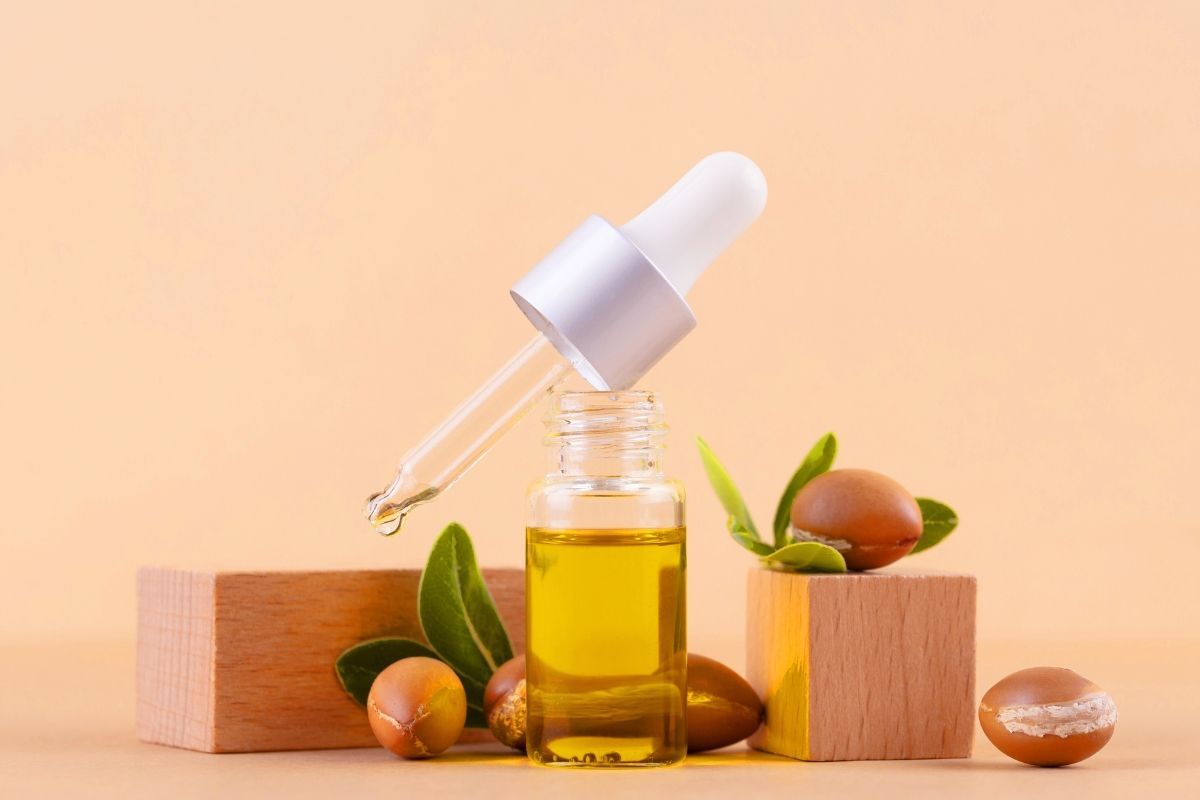 Sử dụng tinh dầu dưỡng tóc để làm tóc mau dài