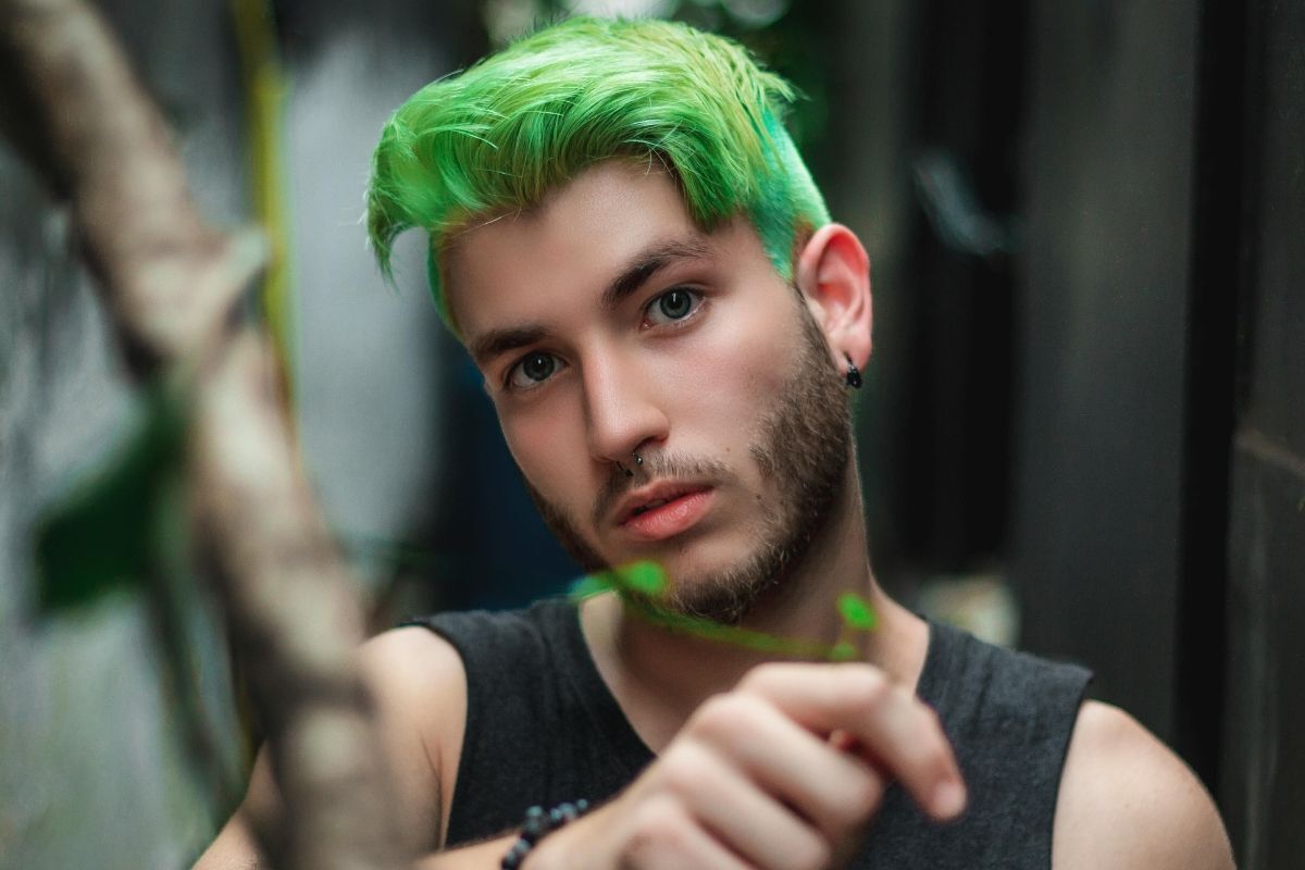 Màu tóc nam đẹp 2024 độc đáo: Xanh neon