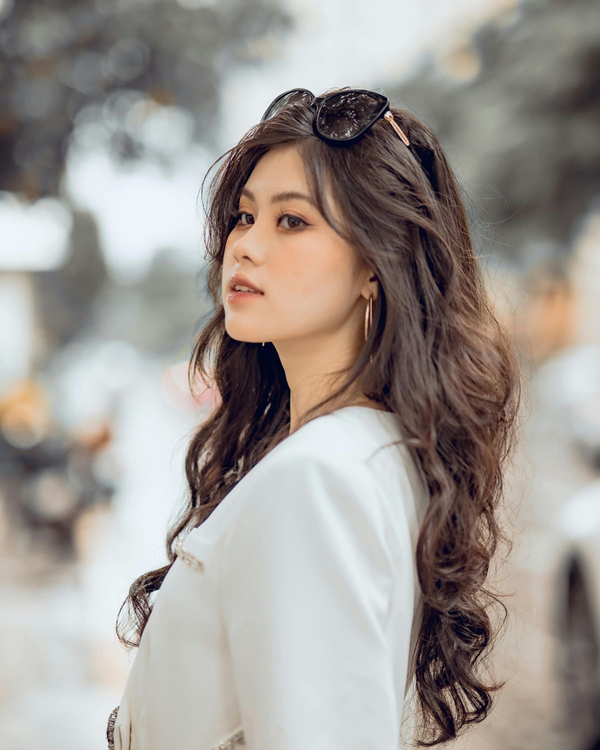 kiểu tóc mùa hè cho nữ mái tóc dài uốn gợn sóng