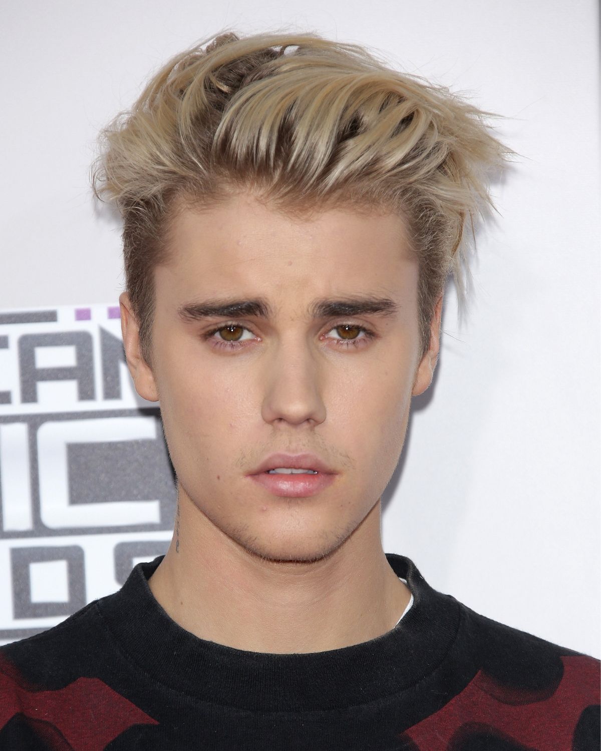 Màu tóc nam đẹp 2024 thời thượng: Vàng khói