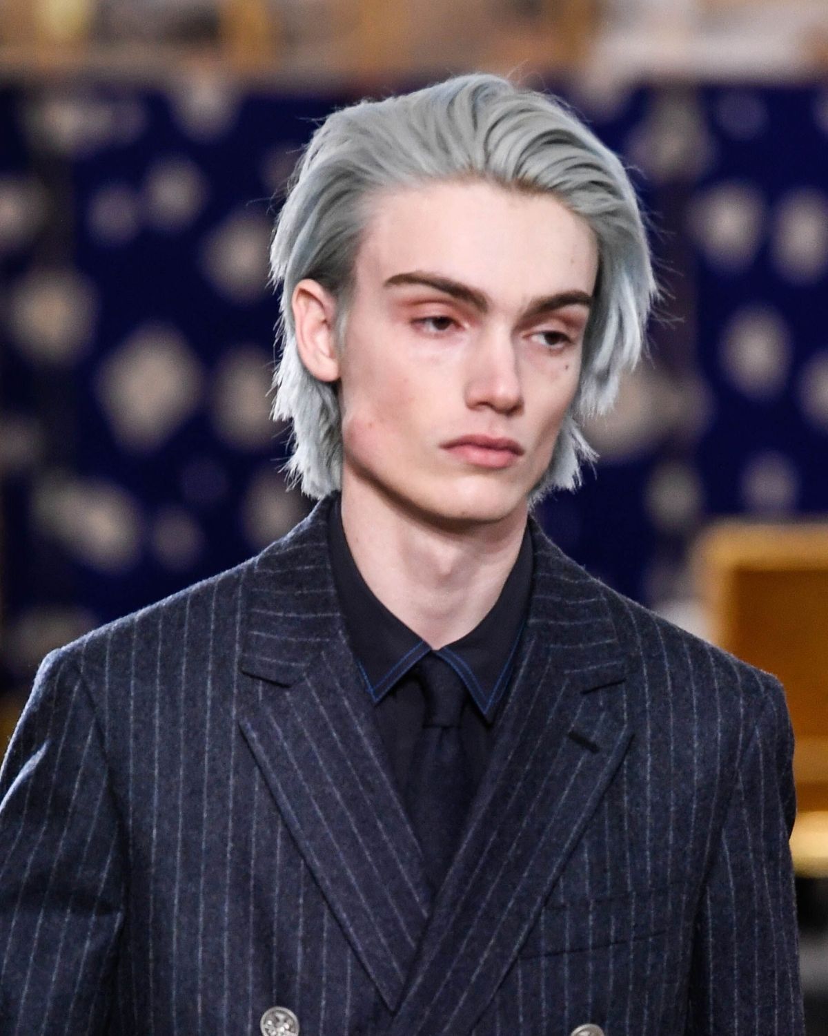 Màu tóc nam đẹp 2024: Xám khói