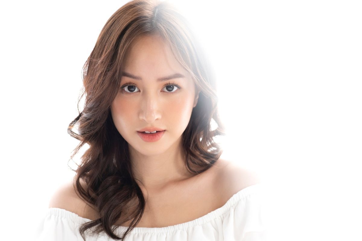 Tóc uốn layer tầng cao xoăn nhẹ cô gái mặc váy trắng trễ vai