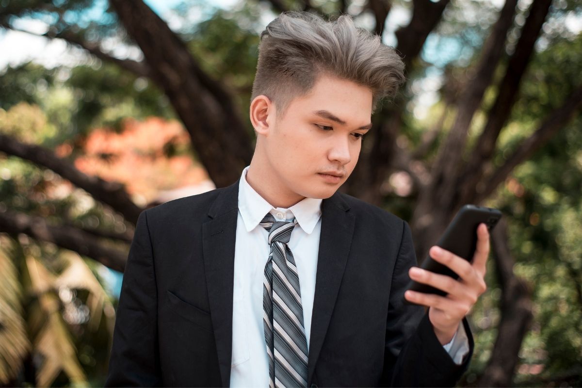 Màu tóc nam đẹp 2024: Nâu khói