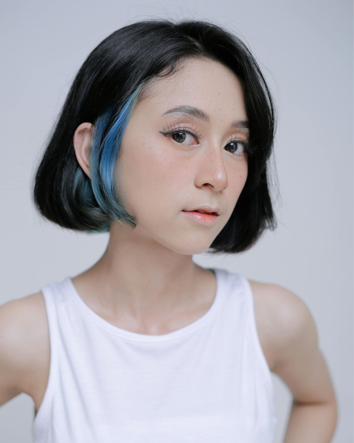 Tóc bob ngắn cho mặt tròn nhuộm highlight xanh dương 