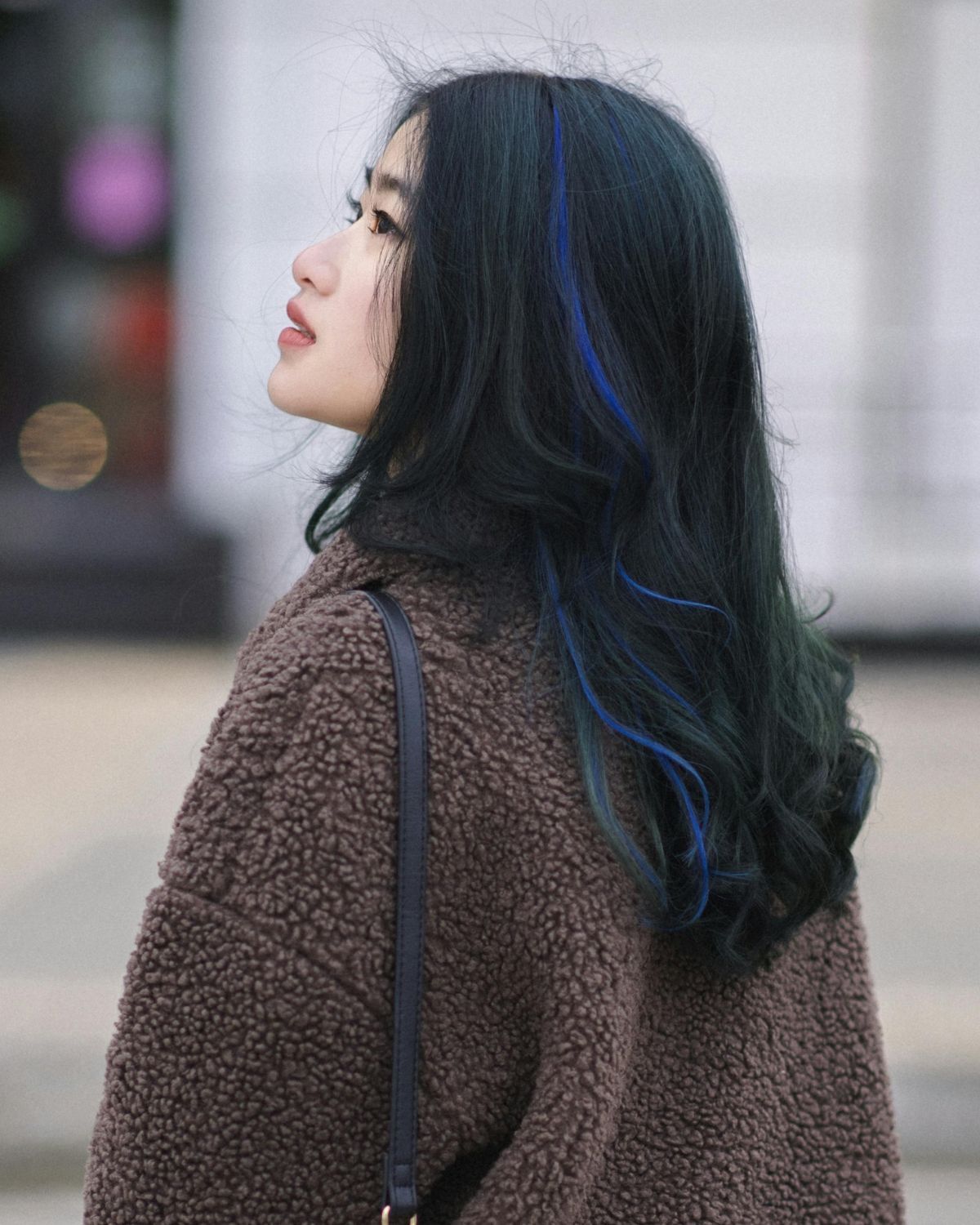 Tóc đen highlight xanh cá tính nhất 2024