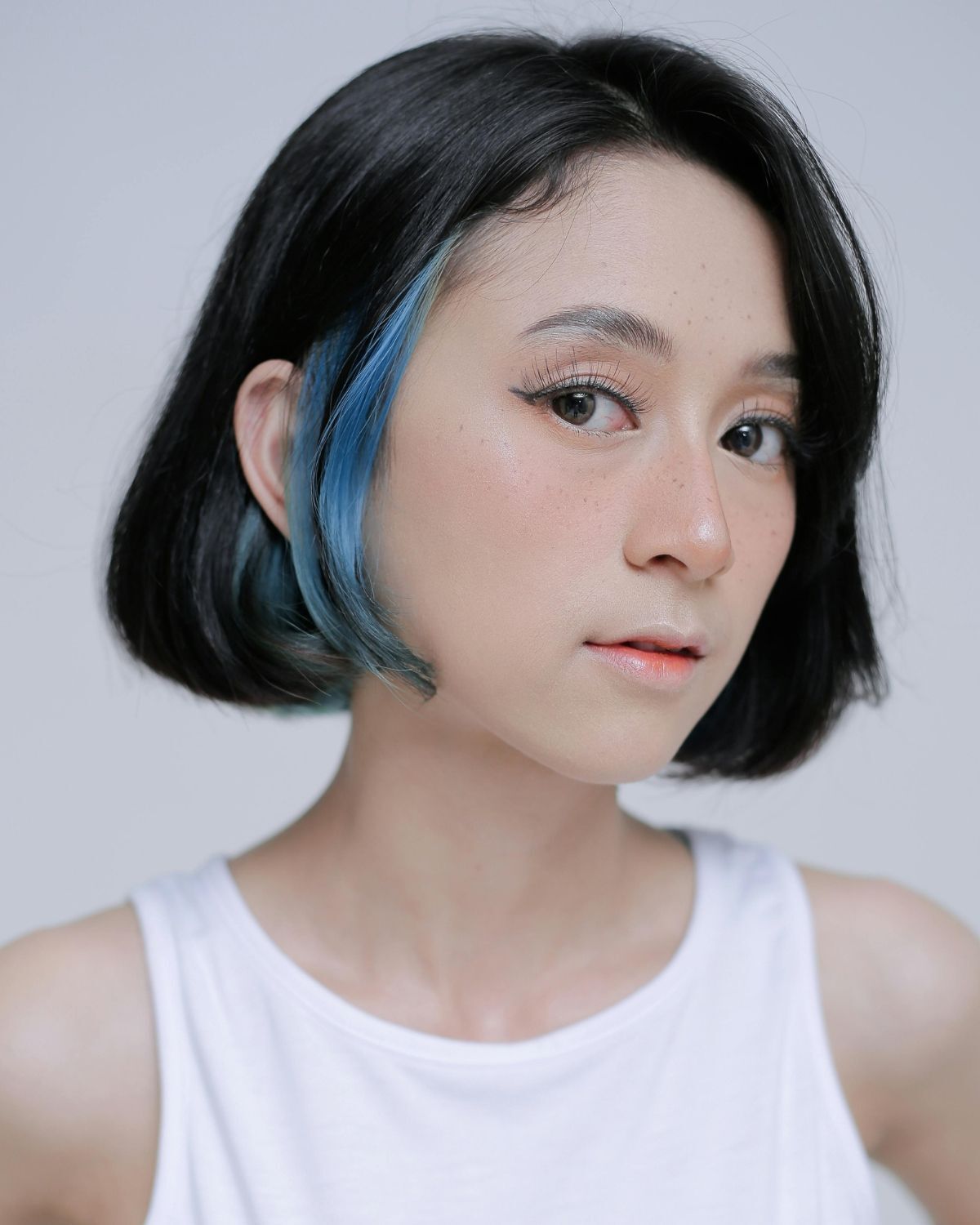 Tóc đen highlight xanh cá tính nhất 2024