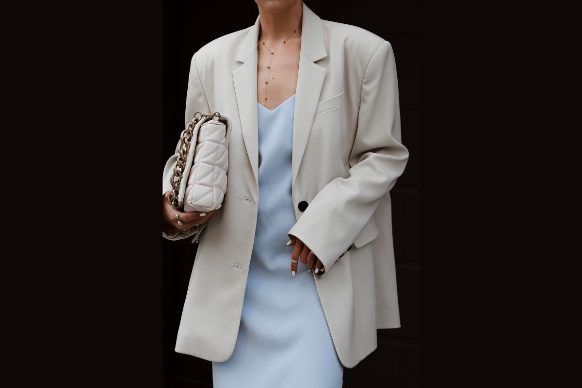 màu kem phối với màu gì áo blazer màu kem phối với váy lụa xanh dương và túi màu kem