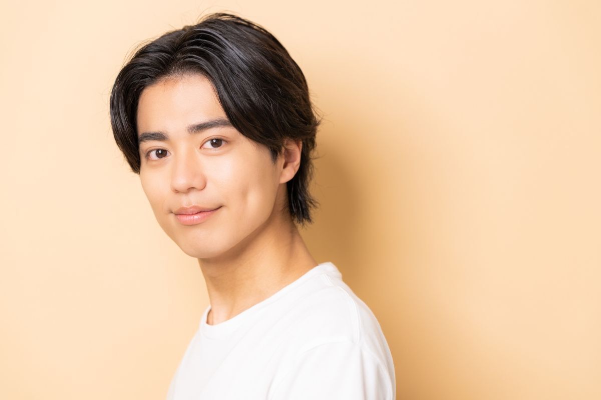 Kiểu tóc 5 5 chàng trai có má lúm đồng tiền mỉm cười mặc áo thun trắng