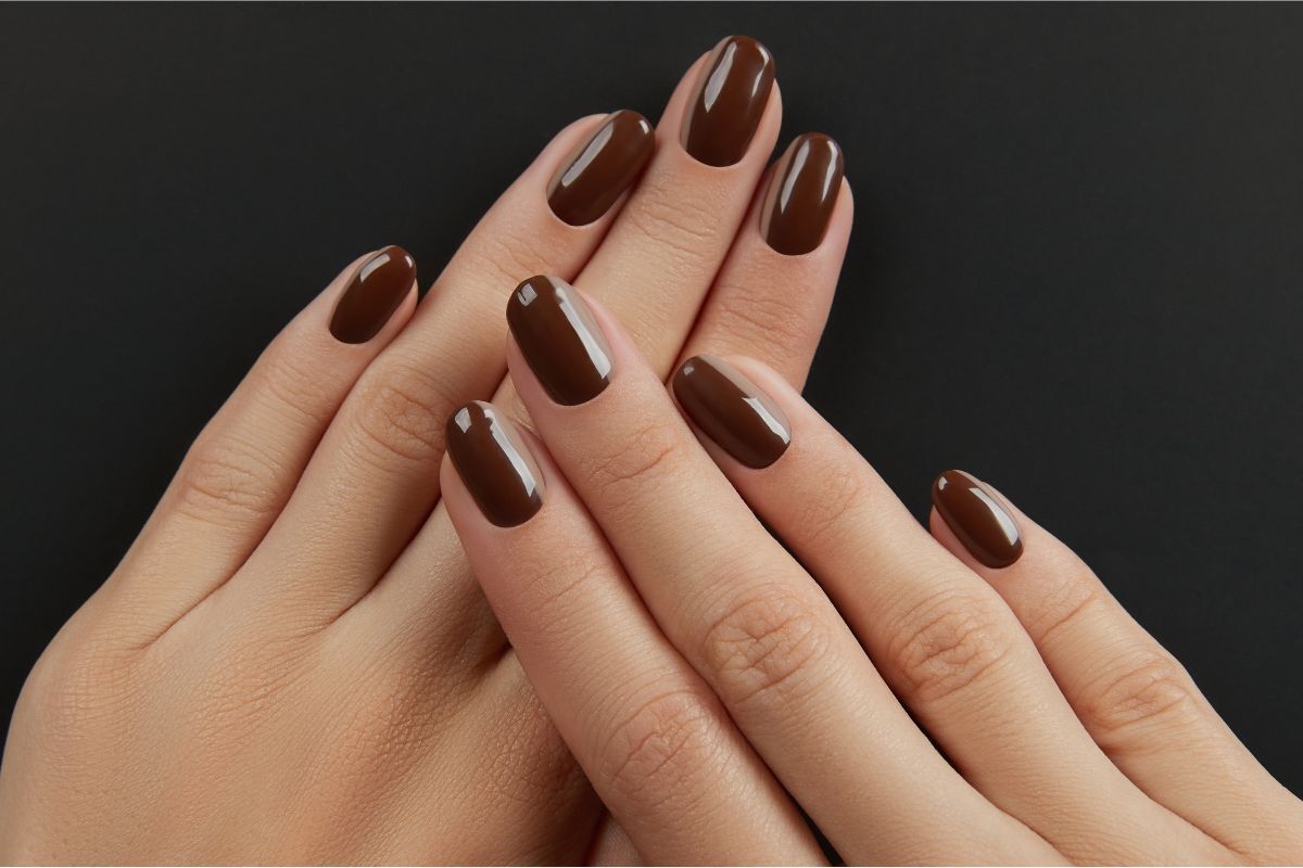 mẫu nail màu nâu bàn tay có móng tay màu nâu chocolate