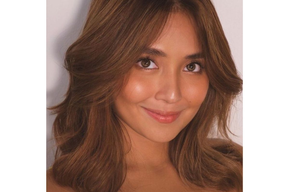 kiểu tóc mái layer cô gái tóc nâu mật ong mái layer cười mỉm