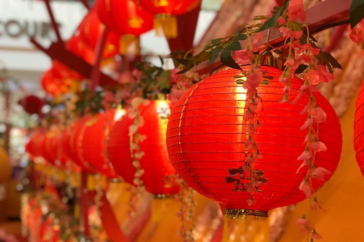 Trang trí Tết bằng đèn lồng màu đỏ