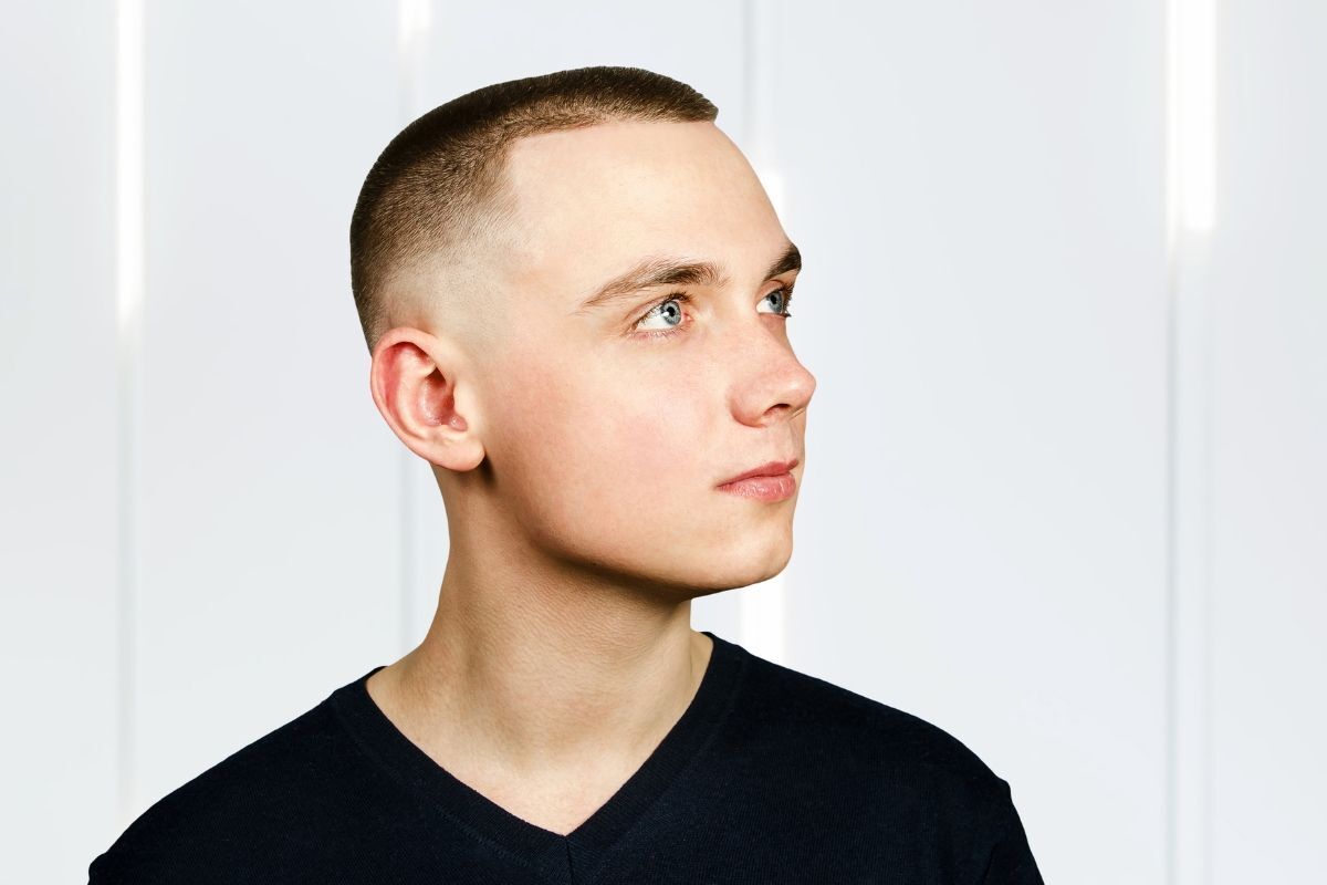 Tóc buzz cut cho nam mặt tròn chàng trai mặc áo thun đen 