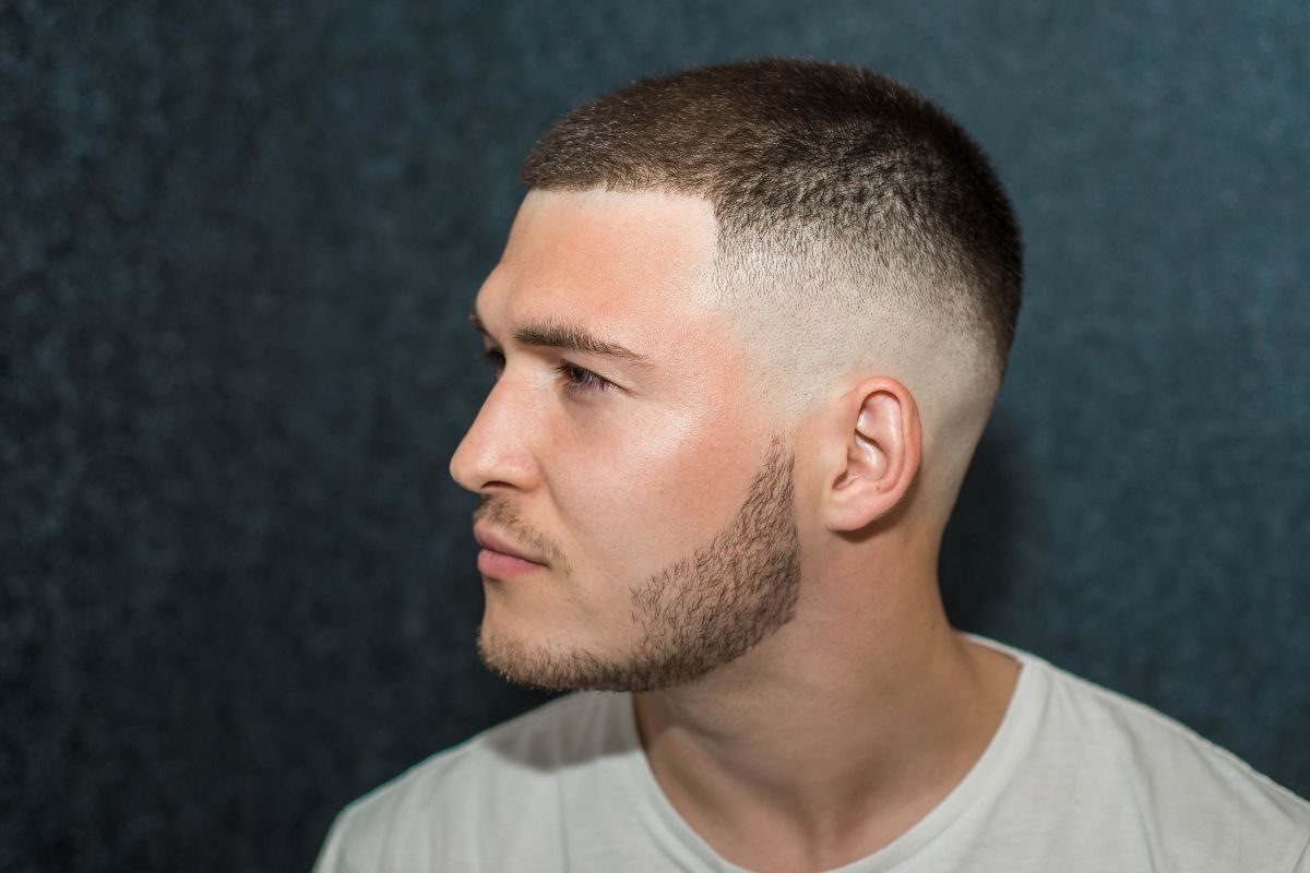 Tóc buzz cut tóc fade buzz cut ảnh chụp góc mặt nghiêng của chàng trai 