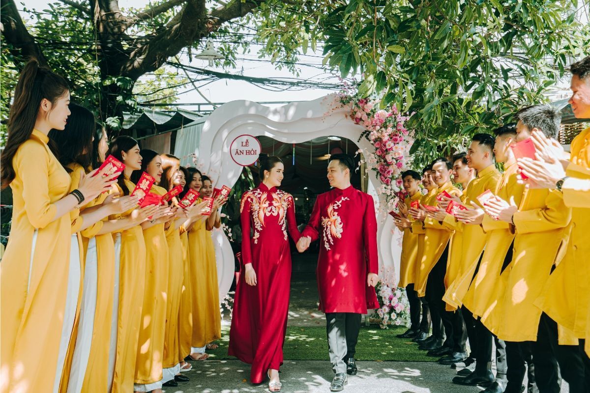 Áo dài cưới đẹp hình ảnh lễ ăn hỏi của một cặp đôi