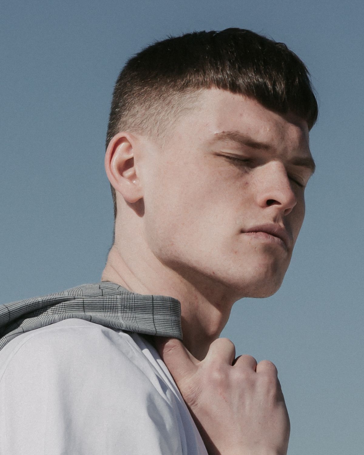 Tóc buzz cut tóc caesar buzz cut chàng trai cầm áo khoác trên vai